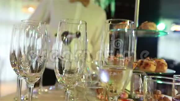 酒杯中的香槟餐厅餐厅内部自助餐桌特写视频的预览图