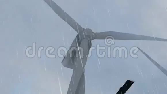 风力和太阳能农场以及在雨中飞行的直升机视频的预览图