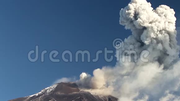吞古拉华火山爆发视频的预览图