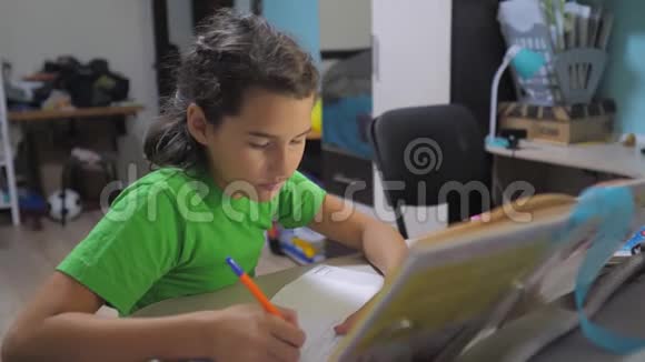 小女孩女儿做作业教育课学校慢动作视频准备回到学校小女孩视频的预览图