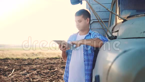智慧农业男子农民司机站在一个数字平板电脑附近的生活方式卡车慢动作视频肖像视频的预览图