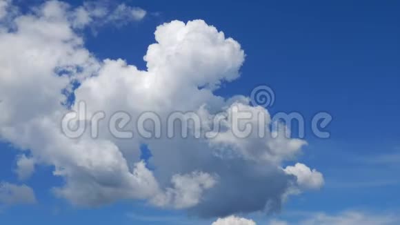 美丽的云在蓝天中移动视频的预览图