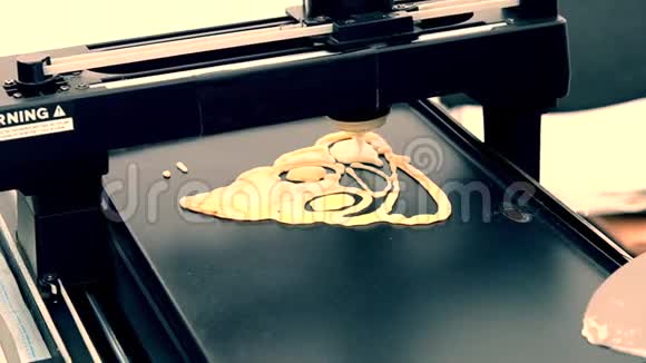 液体面团的3D打印机3D打印机打印薄饼和液体面团视频的预览图