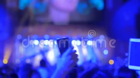 人们在舞台前的露天音乐会上剪影视频的预览图