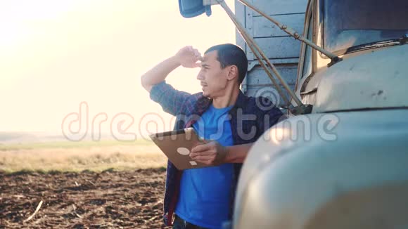 智慧农业男子农民司机站在卡车附近的数字生活方式平板电脑慢动作视频肖像视频的预览图