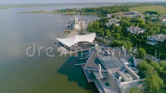 湖上的时尚餐厅水库两岸的餐厅美丽的餐厅鸟瞰视频的预览图