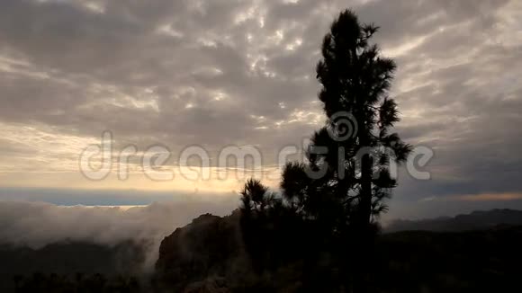 云彩在山上移动视频的预览图