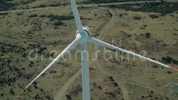 产能风力涡轮机的鸟瞰图视频的预览图