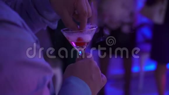 派对上有一杯起泡酒的男人视频的预览图