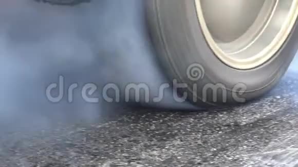 赛车燃烧轮胎启动线视频的预览图