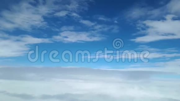 从飞机的窗口看白云云间的飞行视频的预览图
