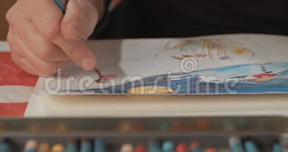 艺术家用彩色铅笔画画视频的预览图