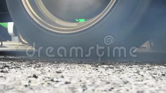 赛车燃烧轮胎启动线视频的预览图
