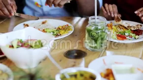 人们在餐馆餐桌上吃食物视频的预览图