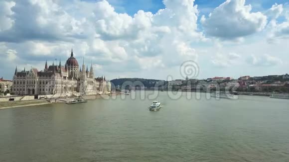 匈牙利布达佩斯匈牙利议会在多瑙河上的观光船视频的预览图