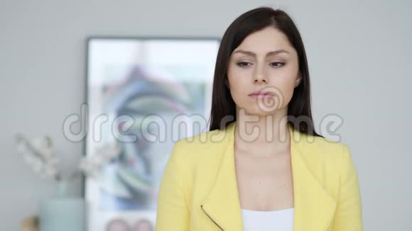 头痛办公室里紧张的女人的肖像视频的预览图