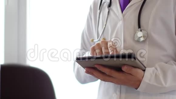 医生使用现代触摸屏数码平板电脑视频的预览图