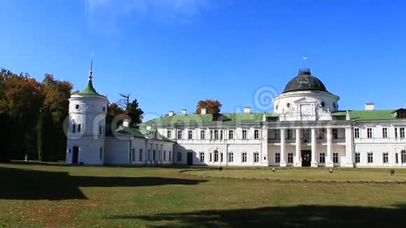 在明亮的日子里卡查尼夫卡的伟大建筑宫殿视频的预览图