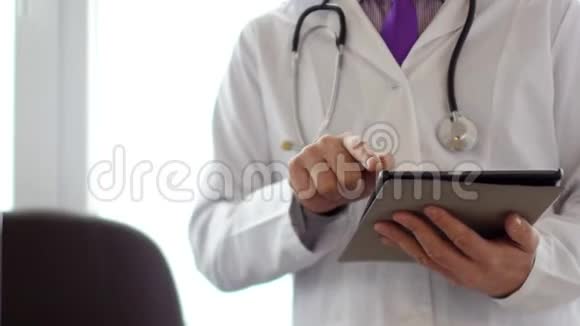 医生使用现代触摸屏数码平板电脑视频的预览图