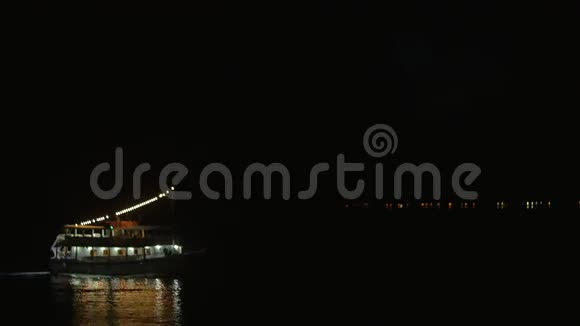 晚上在水上划船视频的预览图