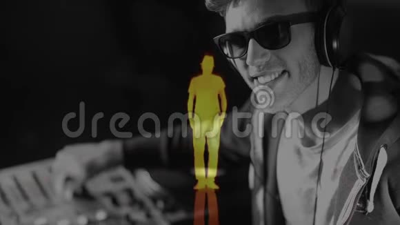数码动画展示笑嘻嘻的迪斯科骑师在酒吧混音音乐视频的预览图