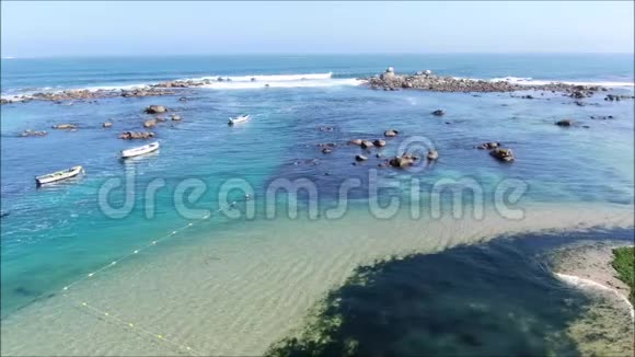 鸟瞰岩石海滩和海洋视频的预览图