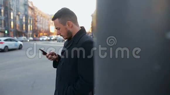白天在城里有手机的男人视频的预览图