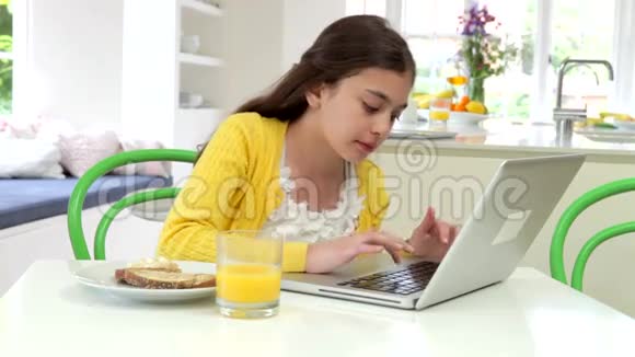 西班牙女孩用笔记本吃早餐视频的预览图