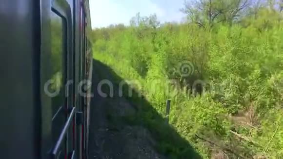 铁路出行理念火车车厢乘用车车厢乘火车在大自然的美景中穿梭视频的预览图