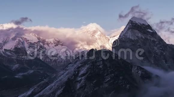 日落珠穆朗玛峰云喜马拉雅山时间流逝4k视频的预览图