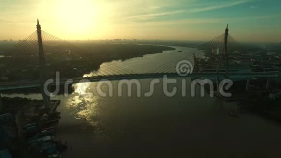 泰国曼谷普密蓬大桥的鸟瞰图视频的预览图