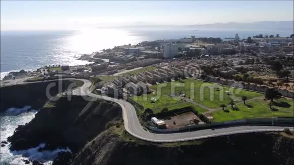 鸟瞰岩石海滩和城市景观视频的预览图