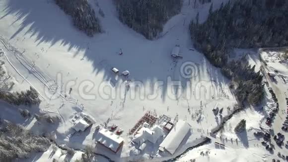 滑雪场的鸟瞰图视频的预览图