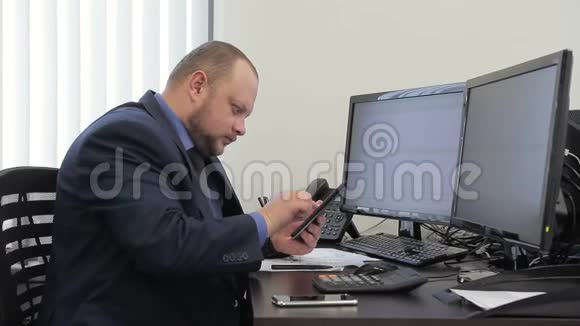 年轻人在工作坐在现代办公室的桌子旁视频的预览图
