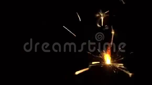 黑色背景上的火花和节日火焰烟花圣诞视频的预览图