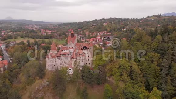 罗马尼亚布兰城堡鸟瞰图视频的预览图
