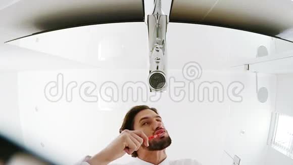 人刷牙视频的预览图
