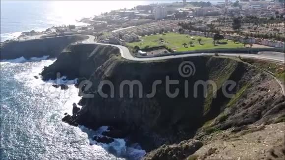 鸟瞰岩石海滩和城市景观视频的预览图