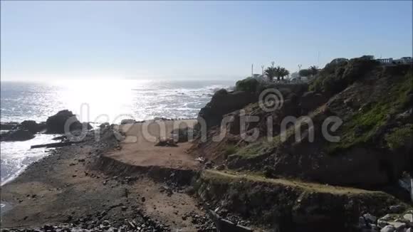 鸟瞰岩石海滩和城市景观视频的预览图