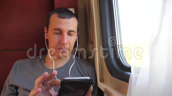 男子听着火车车厢车厢车厢车厢上的音乐旅行慢动作视频生活方式一个男人视频的预览图