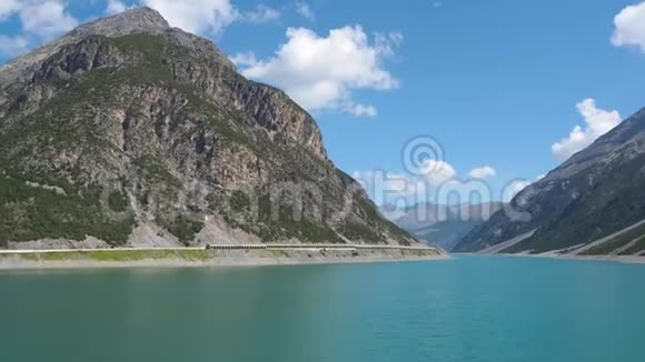 利维尼奥湖的景观是一个高山人工湖意大利阿尔卑斯山意大利视频的预览图