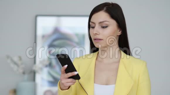女人用智能手机浏览互联网视频的预览图