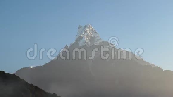 尼泊尔喜马拉雅山脉马查普查雷山视频的预览图