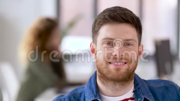 快乐微笑的男人在办公室的画像视频的预览图