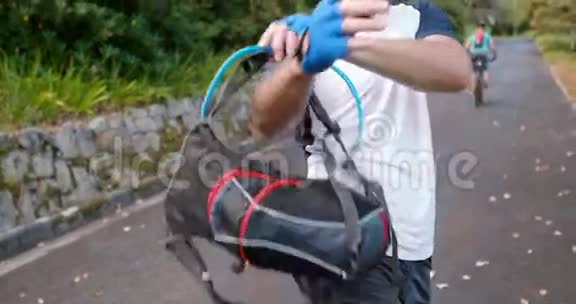 男子骑自行车在路上视频的预览图
