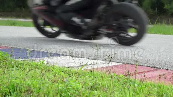 摩托车练习斜靠在赛道上的快速转弯处视频的预览图