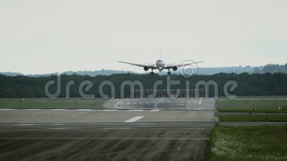 商业飞机在机场降落视频的预览图