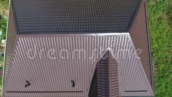 瓦楞纸的屋面金属型材波浪形屋面从上面看房子的屋顶视频的预览图