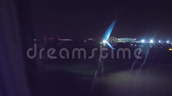 在机场降落起飞飞机飞行概念2飞机夜间起飞时的生活方式视频的预览图