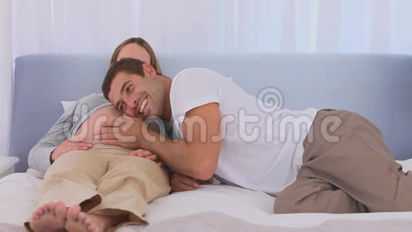 男人亲吻妻子的腹部视频的预览图